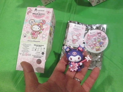 TOKIDOKI X HELLO KITTY AND FRIENDS SERIE 3 FLOR DE CEREZO KUROMI CON GUITARRA Foto 1 de 4