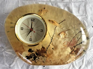 Pendule Jaeger résine inclusion poissons, scalaire et coquillages, années 1970. - Photo 1/6
