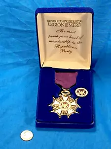REPUBLICAN PRESIDENTIAL LEGION OF MERIT MEDAL & PIN TOKEN IN ORIG BLUE CASE - Picture 1 of 7