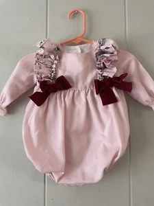 Pagliaccetto Fifi & Finn esaurito $73 con disegno floreale e fiocchi in velluto taglia 6 mo - Foto 1 di 15