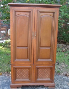 Retro Collectible 1972 Magnavox Color Stereo Theatre Armoire Entertainment Ctr - Picture 1 of 12