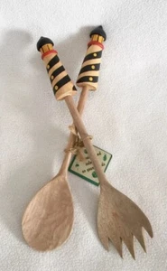 Tenedor y cuchara para ensalada de madera faro Bobeo tallados a mano pintados a mano - Imagen 1 de 4