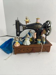 1989 Enesco Sew Petite Small World Of Music Animated Music Box No Cord UNTESTE - Bild 1 von 10