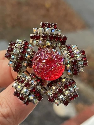 Broche Vintage Tallado Lucita Centro AB Y Cristales Rojos Inusual Foto 1 de 4