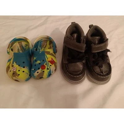 Lote de zapatos para niños pequeños talla 4 zuecos Crocs y botas marrones Carter’s usadas Foto 1 de 4