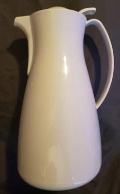 The Pampered Chef #6672 White  Acrylic Hot Cold Coffee Carafe Tea Pitcher 33 oz  - Image 1 of 4