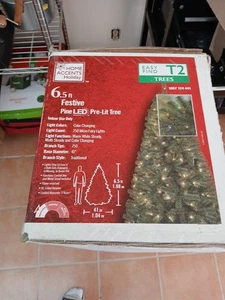 6.5 ft. Pre-Lit Festive Pine Artificial Christmas Tree w/ 250 LED Lights NEW - Picture 1 of 4