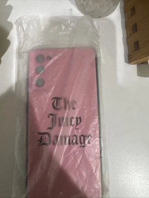 Funda de teléfono rosa con texto gótico “The Juicy Damage” - Elegante cubierta protectora Foto 1 de 2