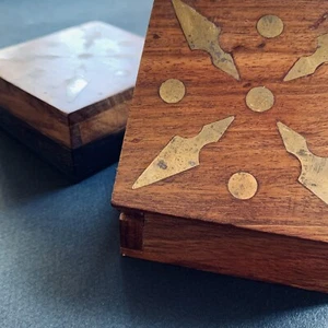 Vintage Schmuckschatullen mit Messing-Inlay (1 Stück) Größe: 3" x 3" x 1,25" - Bild 1 von 5