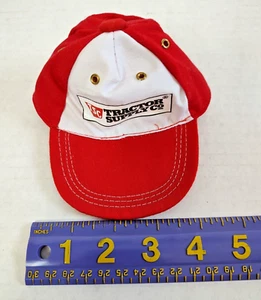 Tractor Supply Co Mini Cappello Berretto a Palla Bambola Giocattolo Peluche Taglia Rosso Bianco - Foto 1 di 7