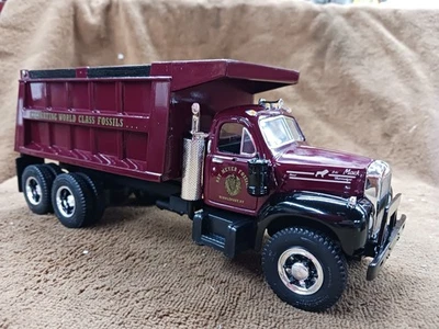 RAY MEYER FOSSILS B MACK CAMINHÃO BASCULANTE PRIMEIRA ENGRENAGEM ESCALA 1/34 METAL FUNDIDO - Imagem 1 de 4