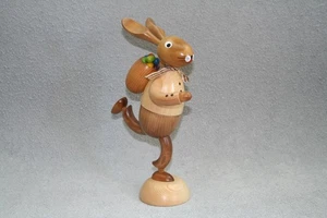 Naturfarbener Osterhase mit Rückenkorb und bunten Eiern auf Holzsockel, 35cm hoc - Bild 1 von 1