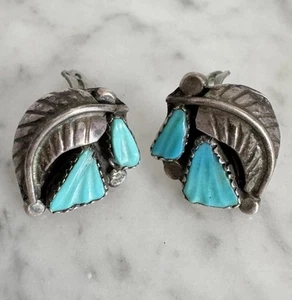 Vintage Zuni Sterling Silver Carved Feather & Turquoise Clip On Earrings - 5.90g - Picture 1 of 24
