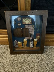 Gabinete de madera Shadowbox con decoración de pub y artículos de bar - Vintage - Imagen 1 de 7