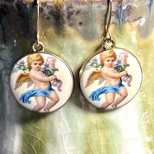 Pendientes colgantes redondos con dijes de querubines de ángeles en tono dorado. Cielo. Alas. S536 - Imagen 1 de 3