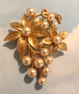 Majorica Floral Pearl Spray Brooch Pin Beautiful Classic - Picture 1 of 7