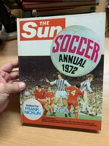 1971 "THE SUN SOCCER ANNUAL 1972" FOOTBALL SOCCER HARDBACK BOOK (P4) - Picture 1 of 19