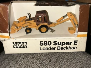 ERTL CASE 580 Super E Loader Backhoe, NIB, 1/64 Box Damaged - Picture 1 of 8
