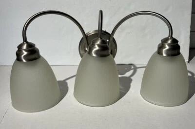 Luz de tocador de níquel de 3 luces Hampton Bay Hamilton Foto 1 de 4