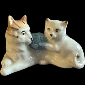 Porcelain Cat & Kitten Figurine with Yarn Ball Vintage Romania - Picture 1 of 3