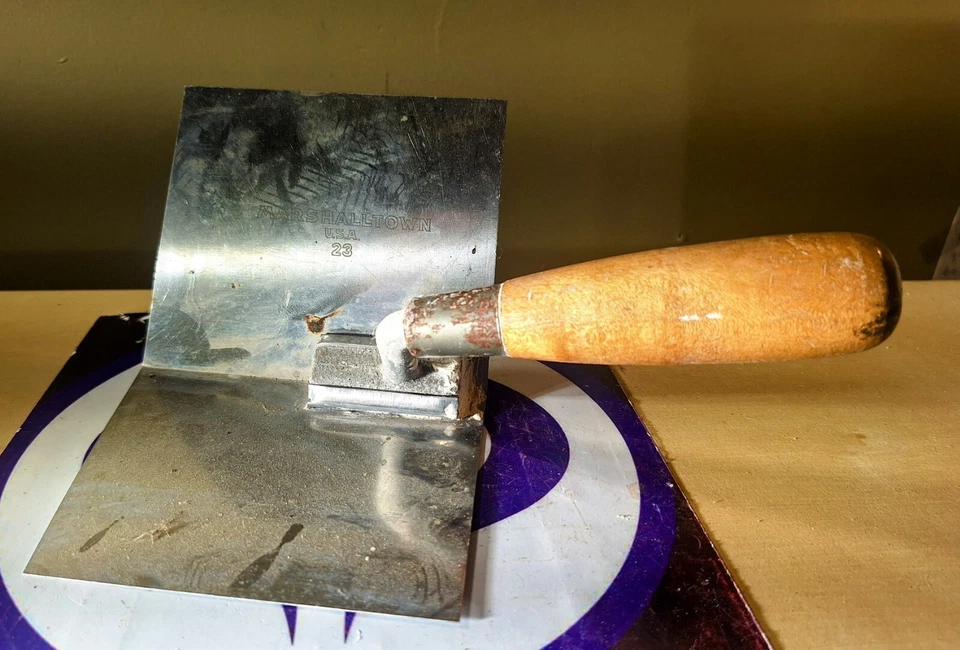 MARSHALLTOWN 23 DRYWALL ESPÁTULA DE CANTO INTERNA 4" X 5" COM CABO DE MADEIRA - Imagem 1 de 1