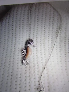 Peruanischer rosa Opal & 0,15 runder Rhodolith Granat Seepferdchen Halskette - Bild 1 von 4