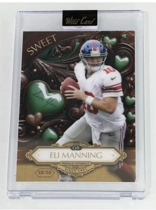 Maglia Dolce Eli Manning 2024 Wild Card #10/10 RARISSIMA SCHEDA INSERTO - Foto 1 di 2