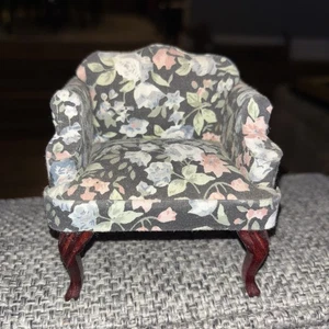 Casa delle Bambole Miniatura 1:12 Stile Country Poltrona In Floreale Rara - Foto 1 di 5
