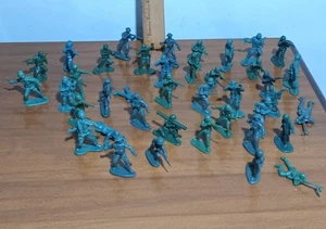 Vintage Dark Green Classic Little Plastic Army Men Soldier Figures - Picture 1 of 24