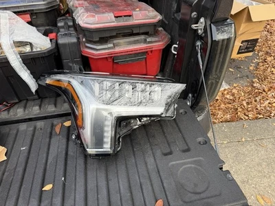 Faros LED con nivelación automática para Toyota Tundra 2022-2023 Foto 1 de 2