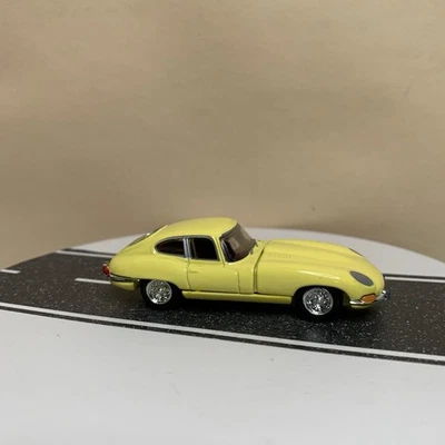 Hot Wheels 100 % coleccionables Jaguar XKE E-Type cupé amarillo claro escala 1:64 casi nuevo Foto 1 de 4