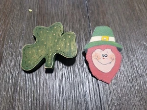 Spille vintage anni 90 legno dipinte a mano giorno di San Patrizio folletto quadrifoglio - Foto 1 di 3