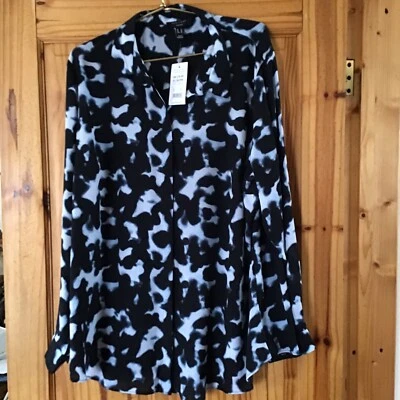 ladies blouse size 24 long sleeve - Image 1 of 4