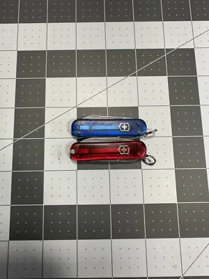 Victorinox Classic SD NAVAJAS SUIZAS 58MM ROJO Y AZUL LOTE DE 2 6809 Foto 1 de 4