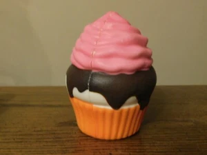 Cupcake Squishy Toys Soft Squeeze Foam Anti-Stress School Office Work Cake - Photo 1 sur 3