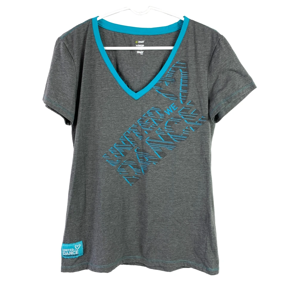 Camisa Top Zumba United We Dance Augie's Quest Gris Gráfico Manga Corta 2X XXL Foto 1 de 4