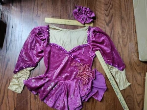 Lila/rosa Eislaufkleid mit asymmetrischem Rock & passendem Haar Scrunchie  - Bild 1 von 6