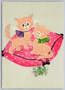 Gatitos de fieltro sentados en arcos de almohada Kruger Alemania Occidental postal (B) - Imagen 1 de 2