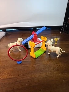 Barbie Ken Entrenador de Perros Juego Accesorios Aro, Obstáculo, Tablón Trofeo 2 Perros  - Imagen 1 de 14