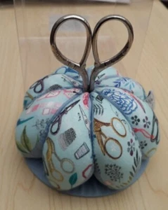 Juego de 2 piezas de regalo de pasador de tomate grande en caja cojín/tijeras diseño de tijeras - Imagen 1 de 6