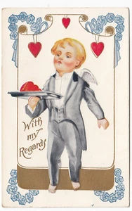Tarjeta postal vintage de Cupido disfrazada de camarero sirve corazones para San Valentín - Imagen 1 de 2