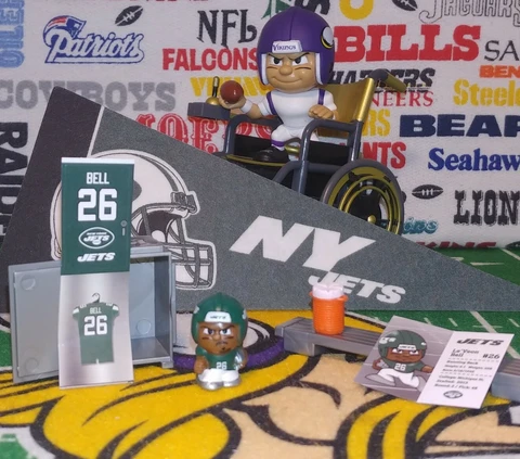 NFL Teenymates 2020 Series 9 NY Jets RB Le'Veon Bell figure/locker set Cover