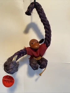 Cuerda tejida vintage Enesco Little Hippie 1967 mono pirata cabeza de madera colgante - Imagen 1 de 12
