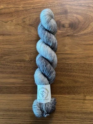 Hilo La Bien Aimee - Lana merino Superwash - Colorway "House of Stark" Foto 1 de 2