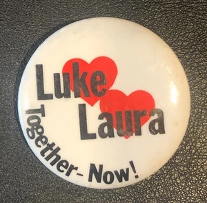 "Telenovela de TV Luke Laura Juntos-Ahora Original DE COLECCIÓN Pin Botón Pin Pinback 1 3/4" - Imagen 1 de 2