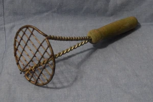 Vintage Country Farmhouse Twisted Wire Potato Masher w/ Pale Green Wood Handle - Picture 1 of 2