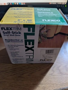 FLEXCO FLEXTRIM SELBSTKLEBEND VYNAL WANDSOCKEL 4"X20' ECHT WEISS - Bild 1 von 2