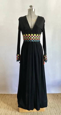 Винтажное черное матовое креповое платье 1970-х Donald Brooks с ткаными радужными деталями - Изображение 1 из 4