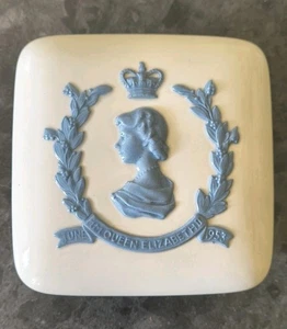 Caja de baratijas Wedgwood Queensware Queen Elizabeth II caja de coronación 1953 - Imagen 1 de 4