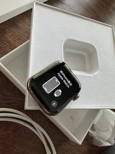 Apple Watch Series 5 (GPS + LTE) 40mm Boîtier Or plus 2 bracelets - Photo 1 sur 8